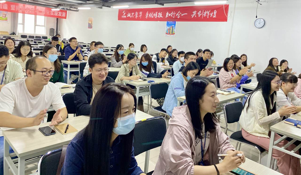 fun88官网微电第一期英语培训班正式开课