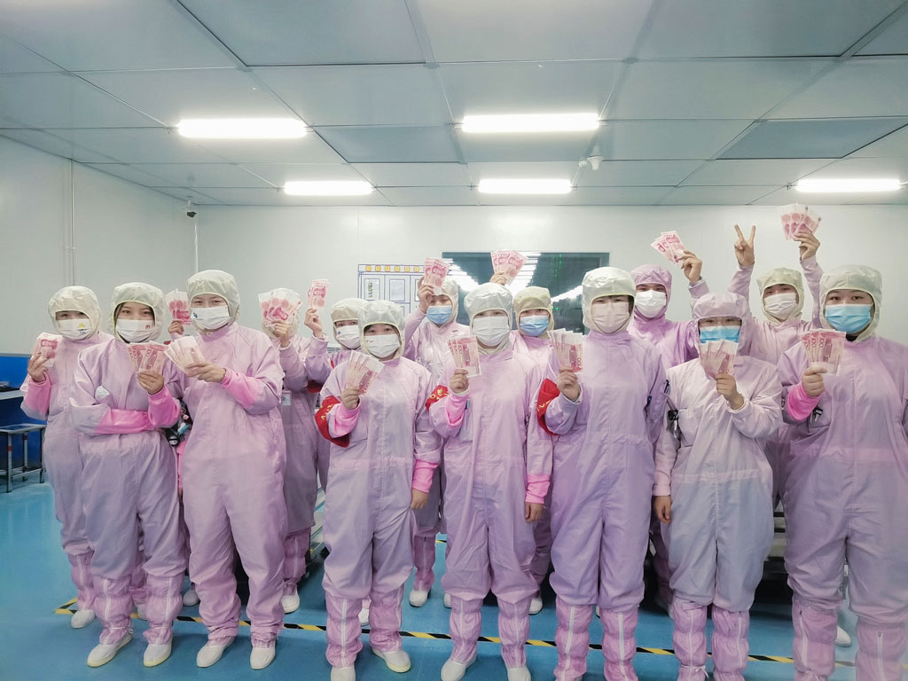 fun88官网微电谋划班子为员工发放“开年红包”