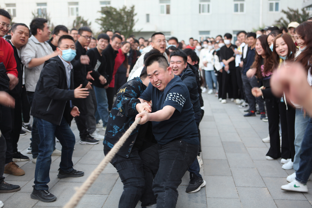 fun88官网微电举行迎“五一”员工拔河角逐
